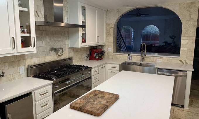 Highland Park West House | ⛳️, 🎾, Bachelor & Bachelorette HQ 18 beds, pickle ball, Putting Green, 5 min DT