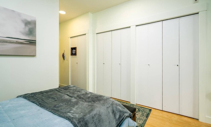 Mill Lake Apartment | Bachelor Style Condo with Parking on Premises