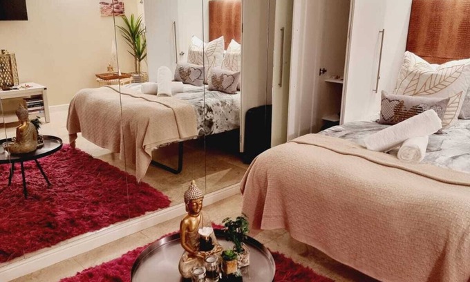 Clifton Apartment | Bachelor Unit , 1.5 Bedroom, 1 Bathroom, Sleeps