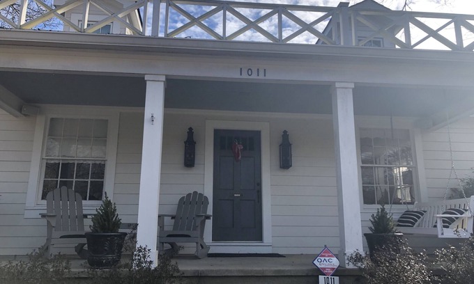 Oxford House | Back on VRBO!Large recently updated home 3blocks from square and 1/2mi to Grove!