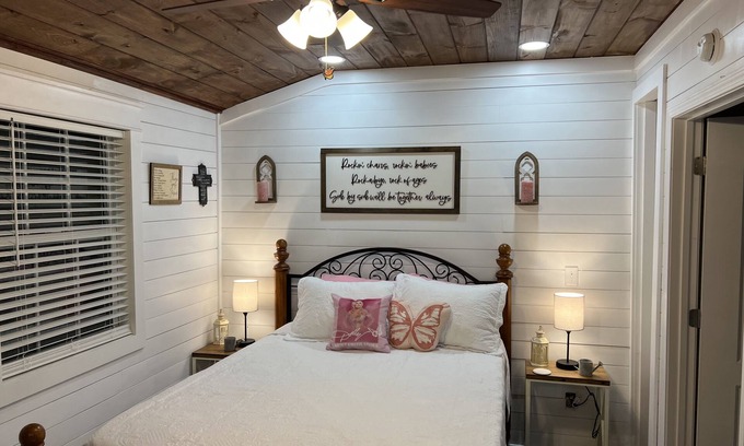 Gatlinburg - Pigeon Forge Cottage | Backwoods Barbie…. Dolly-inspired, peaceful tiny home near the GSMNP