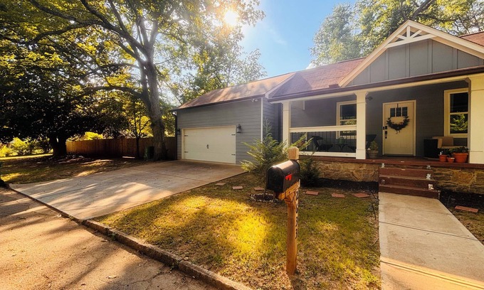 Lithonia House | Backyard Bliss Firepit Nights & Chill 8P 3B