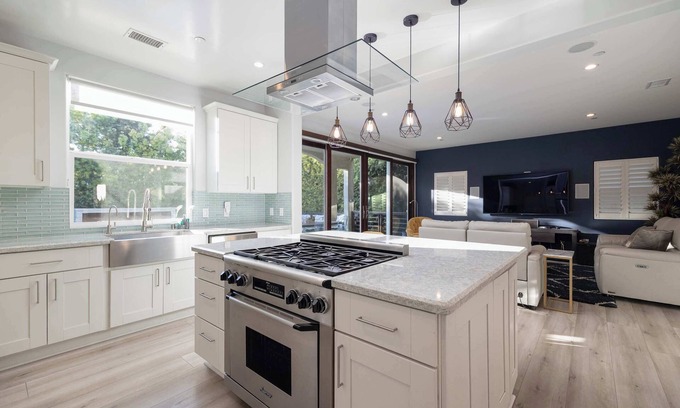 Bay Park House | *Backyard Oasis*Close to Beach*