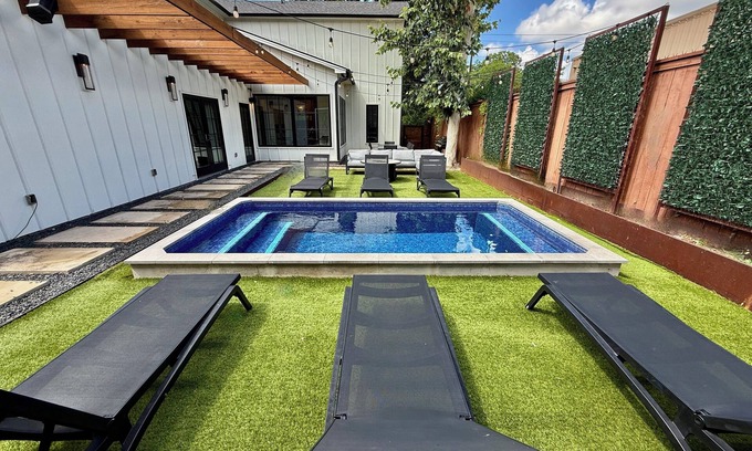 East Cesar Chavez House | Backyard Oasis + Private Pool + Walk to Downtown - Eastside Oasis!