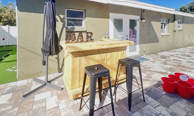 Pinellas Park House | Backyard Paradise - POOL, MINI GOLF & BAR