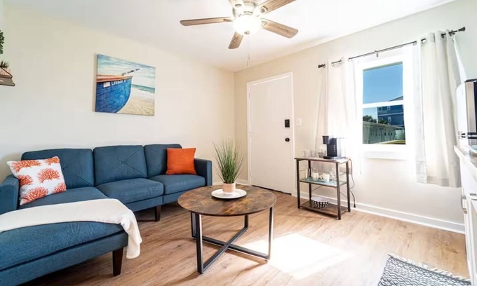 Bahama Beach Apartment | Bahama Breeze | Modern 2 bedroom | Near the Shore