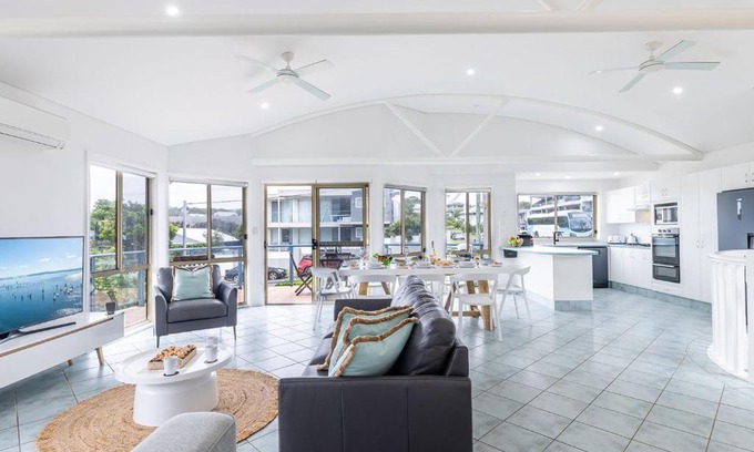 Fingal Bay House | Baia Villa air con WiFi and views of Fingal Beach