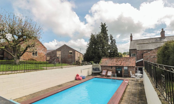 North Dalton Cottage | BAILEY HOUSE, pet friendly, with pool in Pocklington