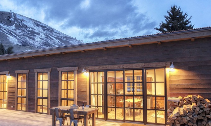 Jackson Hole House | Baitshop Cabin Privacy in Downtown Jackson 2 blocks to Town Square w/A/C