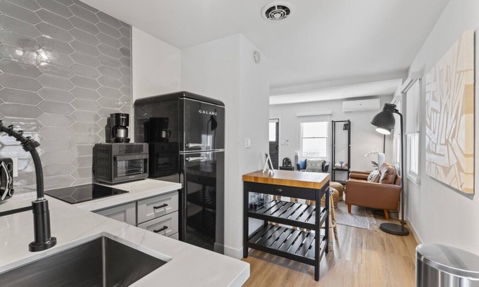 Balboa Island Apartment | Balboa Island Cottage- Air Conditioning! Walk to Ferry!