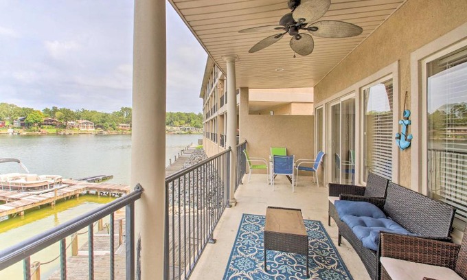 Lake Hamilton Apartment | Balcony and Boat Slip Lakefront Unit in Hot Springs