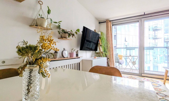 Greenwich West Apartment | Balcony Desk Working Area King Bed