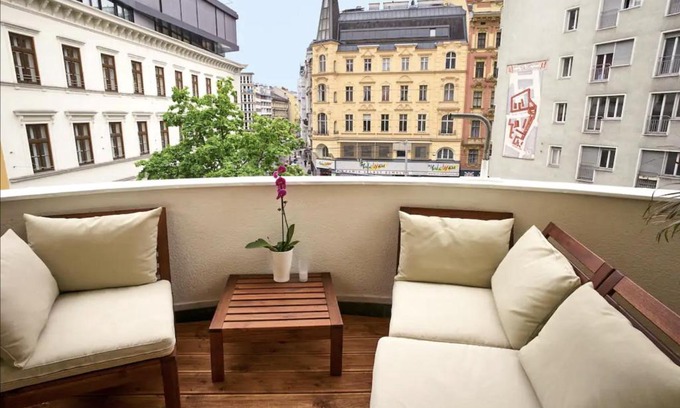 Wieden Apartment | Balcony Oasis Operastreet