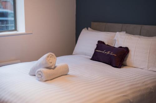 Wolverhampton Apartment | BALCONY & PARKING Sleeps 6 City Centre NEW