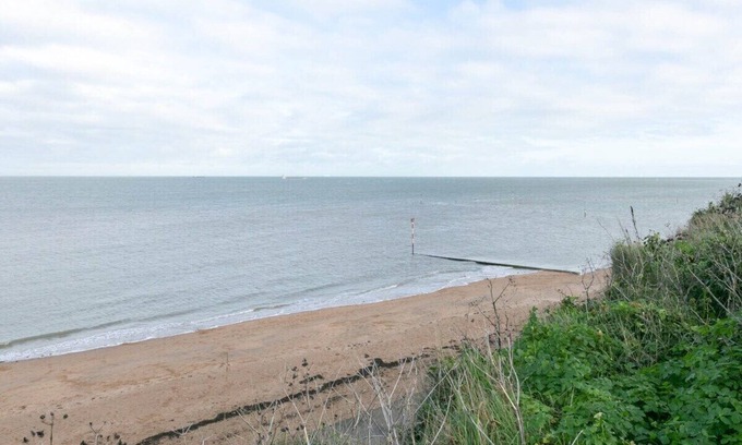 Cliftonville Apartment | Balcony Sea View | Elegant Interior | TV over bath