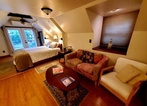 Stanardsville Apartment | Balcony Suite at White Lotus Eco Spa Retreat