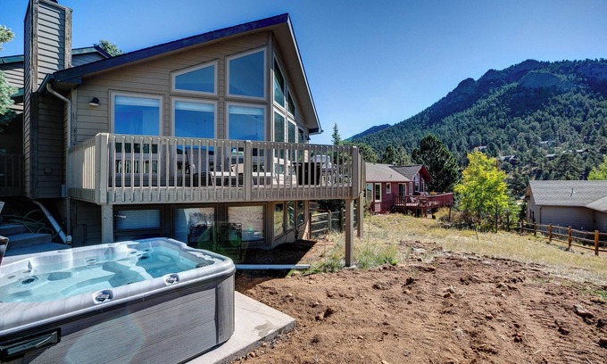 Estes Park House | Baldpate Home - Premier Mountain Views & Hot Tub!