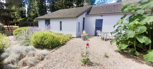 Chateauroux Apartment | Ballade a la lune chalet 2 pers jardin