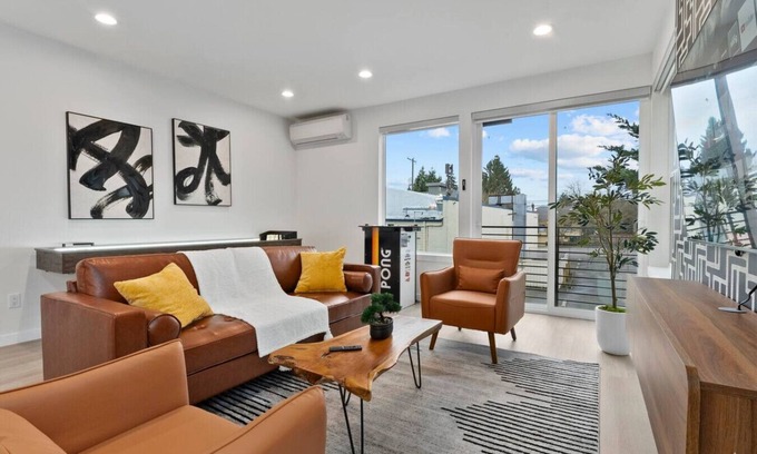 Loyal Heights House | Ballard Hangout - Arcade, Covered deck, Sleeps 10!