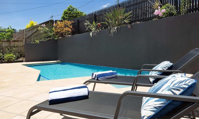 Balmoral House | Balmoral Pool Home|City Skyline Views|Pet Friendly