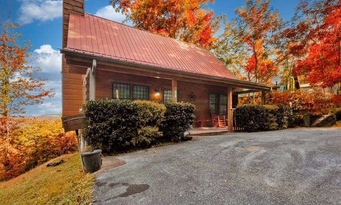 Gatlinburg House | Baloo's Bungalow sleeps 7, beautiful mountain view, close to Gatlinburg strip
