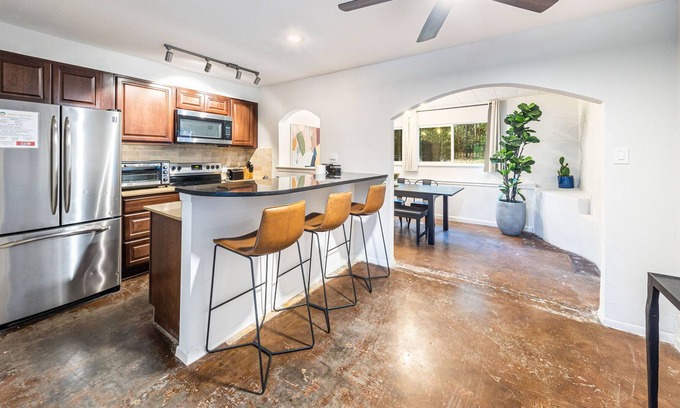 South Lamar House | Bamboo Oasis Unit B | Great for Groups, 15 mins to Downtown