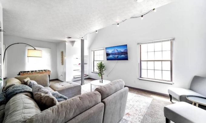 Victorian Village House | Bamboo Retreat- Private Parking -New Reno -Central