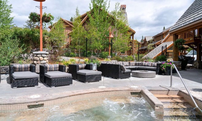 Banff Condo | Banff Getaway in great Location | Private Hot Tub!