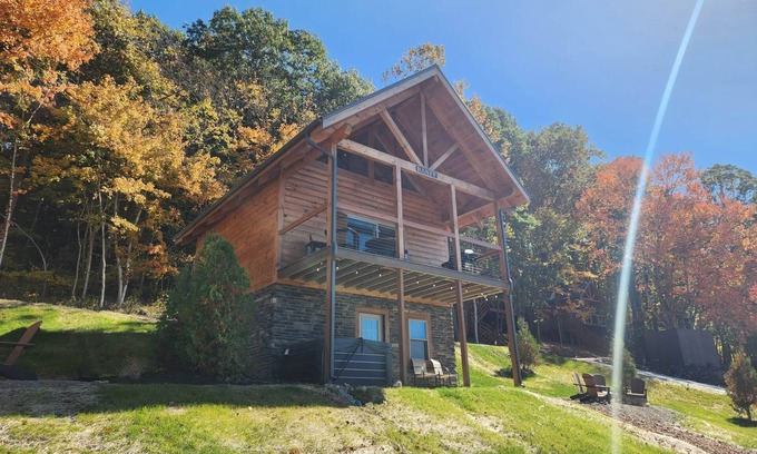 Scio Villa | Banff/Hot Tub-Lakeview -Pet friendly-8 Person Lodge