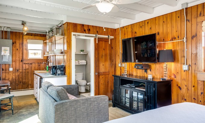 South Nags Head House | Bankers Cottage: Dog-Friendly Tiny Cottage with Close Beach Access!