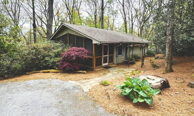 Highlands Cabin | Banks Cottage on Holt- an easy walk to town