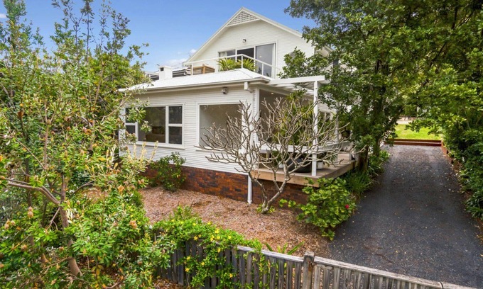 Pretty Beach House | Banyalla - Coastal Beach House by HolidayCo.