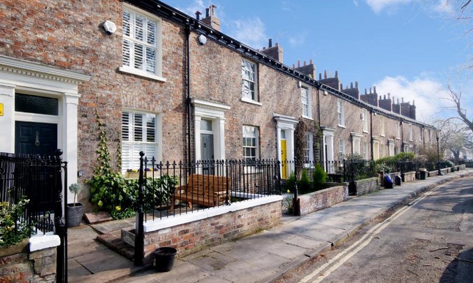 York House | Bar Wall Cottage-City Wall Views-sleeps 5