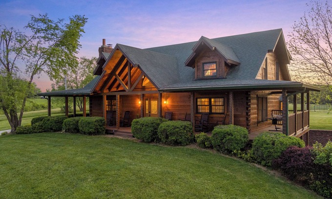 Coxs Creek Cabin | Bardstown & Bourbon Lodge/Hot Tubbing & BBQing