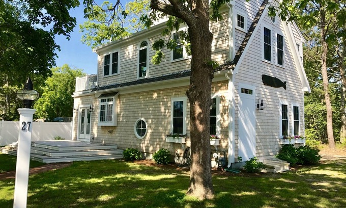 Hyannis House | Barefoot Walk to Beaches AC Fast WiFi Family/Pet Friendly Close to Harbor