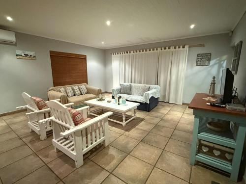 Sandbaai House | Barking Beach Cottage, Sandbaai - Pet Friendly