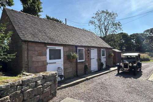 Cauldon Low House | Barn Conversion - Sleeps 2 - Pet friendly - Garden