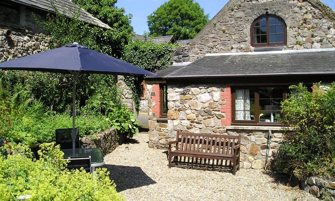 Templeton Cottage | BARN COURT COTTAGE, pet friendly, with a garden in Narberth