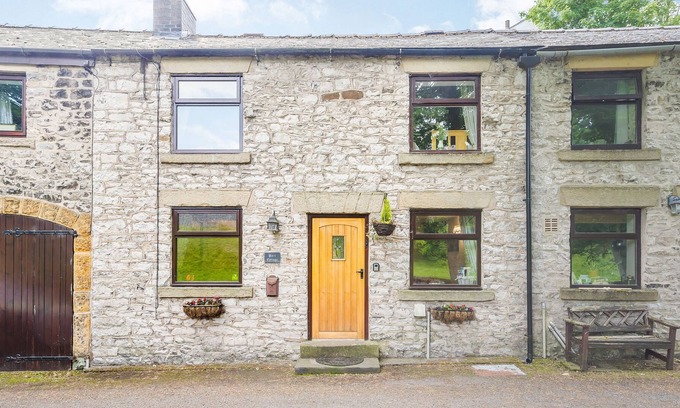 Tideswell Cottage | BARR COTTAGE, family friendly, with a garden in Tideswell