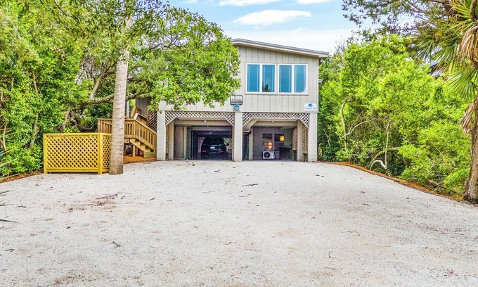 Pawleys Island House | Barracks Ocean front 5 bedroom home with elevator on Pawleys Island