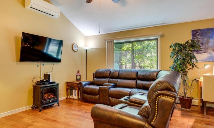 Bartlett House | Bartlett Townhome with Balcony 1 Mi to Ski Resort!