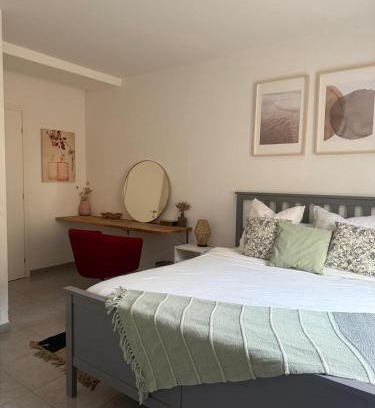 Carros Apartment | Bas de Villa à 15 min de Nice avec piscine