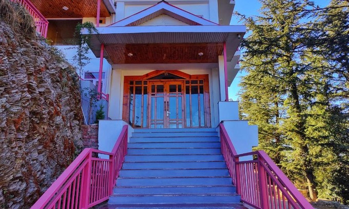 Theog Hotel | Basa palace