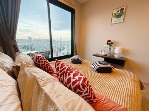 Pattaya Bay Apartment | BASE Central PATTAYA Long Balcony King-Bed with Infinity Pool & Free Netflix!