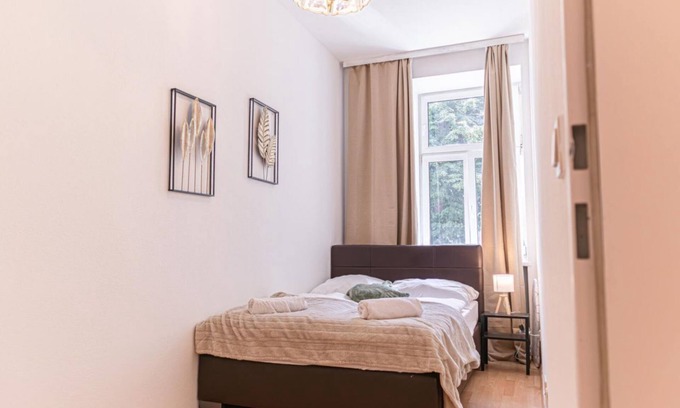 Rudolfsheim-Funfhaus Apartment | Basic 2BR + 1LR Apt Near Westbahnhof | Sleeps 6