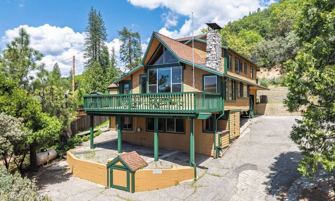 Bass Lake Cabin | Bass Lake luxury cabin with lake views & boat slip