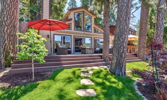 Bass Lake House | Bass Lake Yosemite Cabin with Private Boat Dock