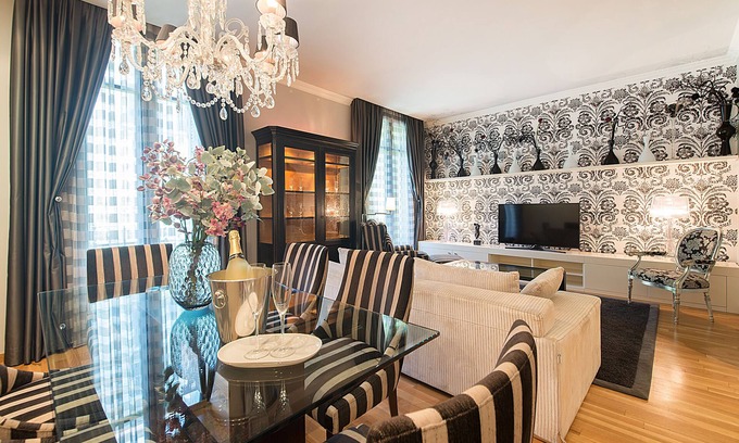Eixample Apartment | Batlló Luxury Apartment, king size bed, high speed Wifi, city center