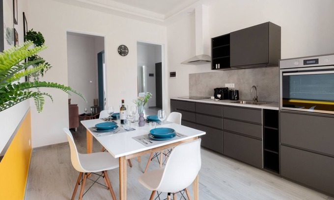 Isolotto Apartment | Batoni Tram Stop, 14 min to the Duomo! - Your urban retreat in a newly renovated modern apartment with free street parking.