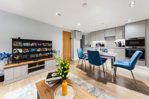 Shaftesbury Apartment | Battersea Central London Access , Mini Bar , AC